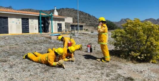 Formación de protección civil de Aqualia México, brigada de incendios implementando lo aprendido en la capacitación